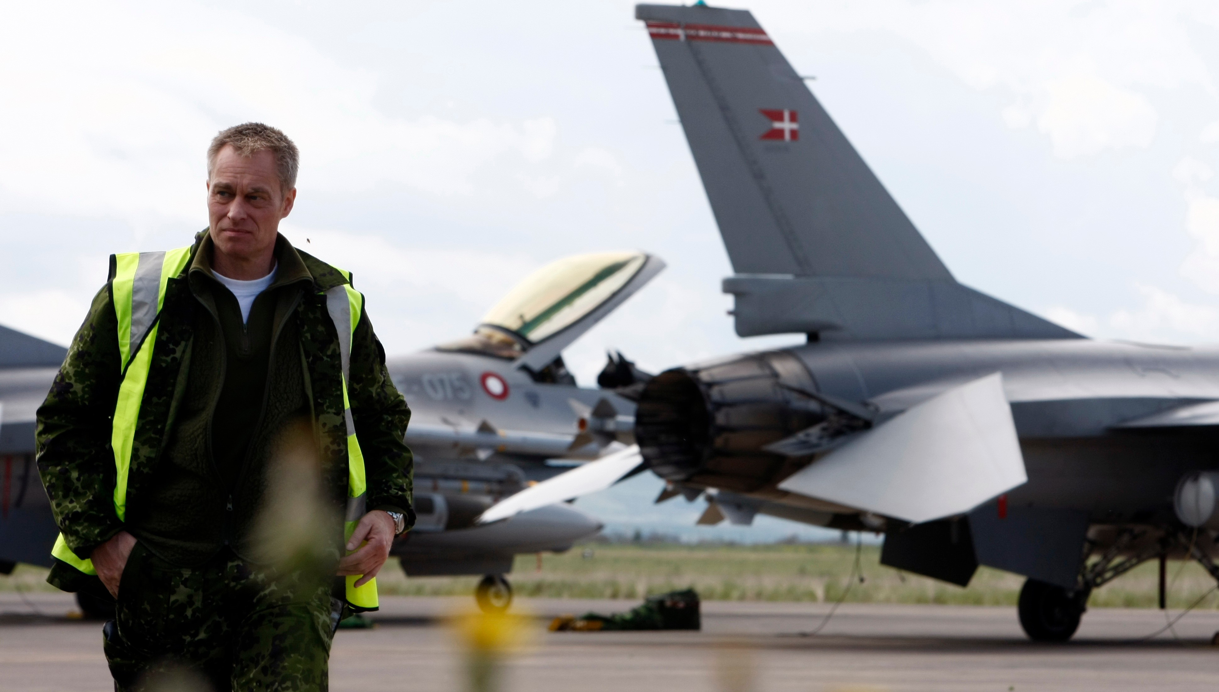 Dánsky vojak pri stíhacom lietadle F-16 na sicílskej vojenskej základni